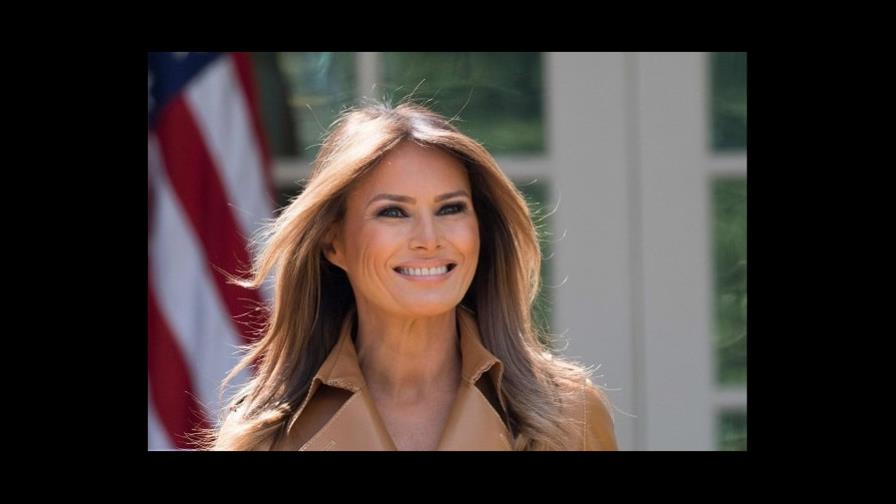 Melania Trump subastará sombrero y 2 objetos más por al menos 250.000 dólares