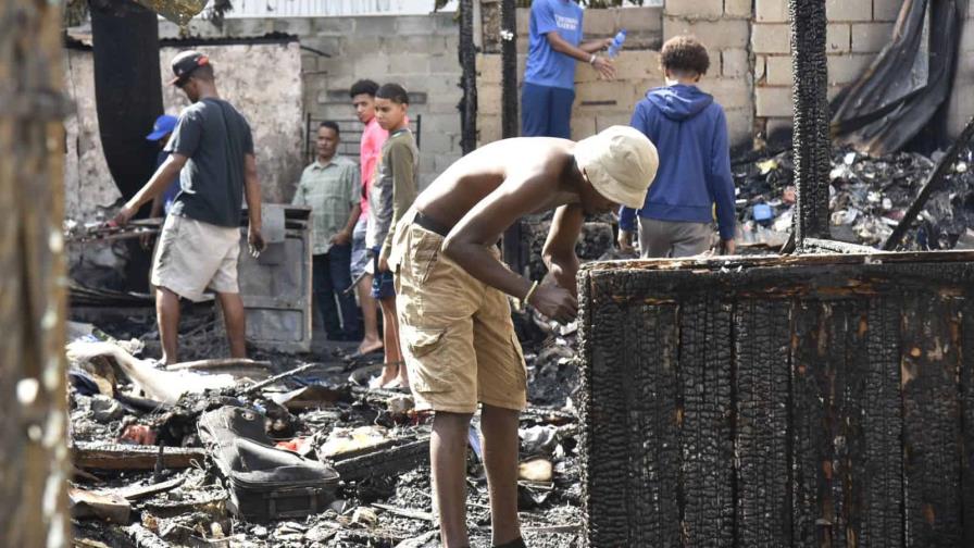 Fuego destruye pensión en el sector San Carlos y en la que vivían seis familias