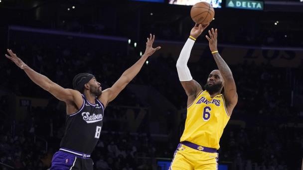 LeBron y Monk guían remontada tardía de Lakers ante Kings