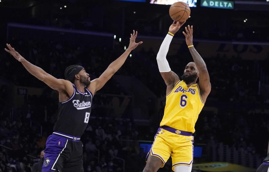 LeBron y Monk guían remontada tardía de Lakers ante Kings