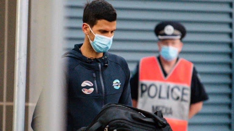 Djokovic bloqueado en aeropuerto de Melbourne por problema de visado