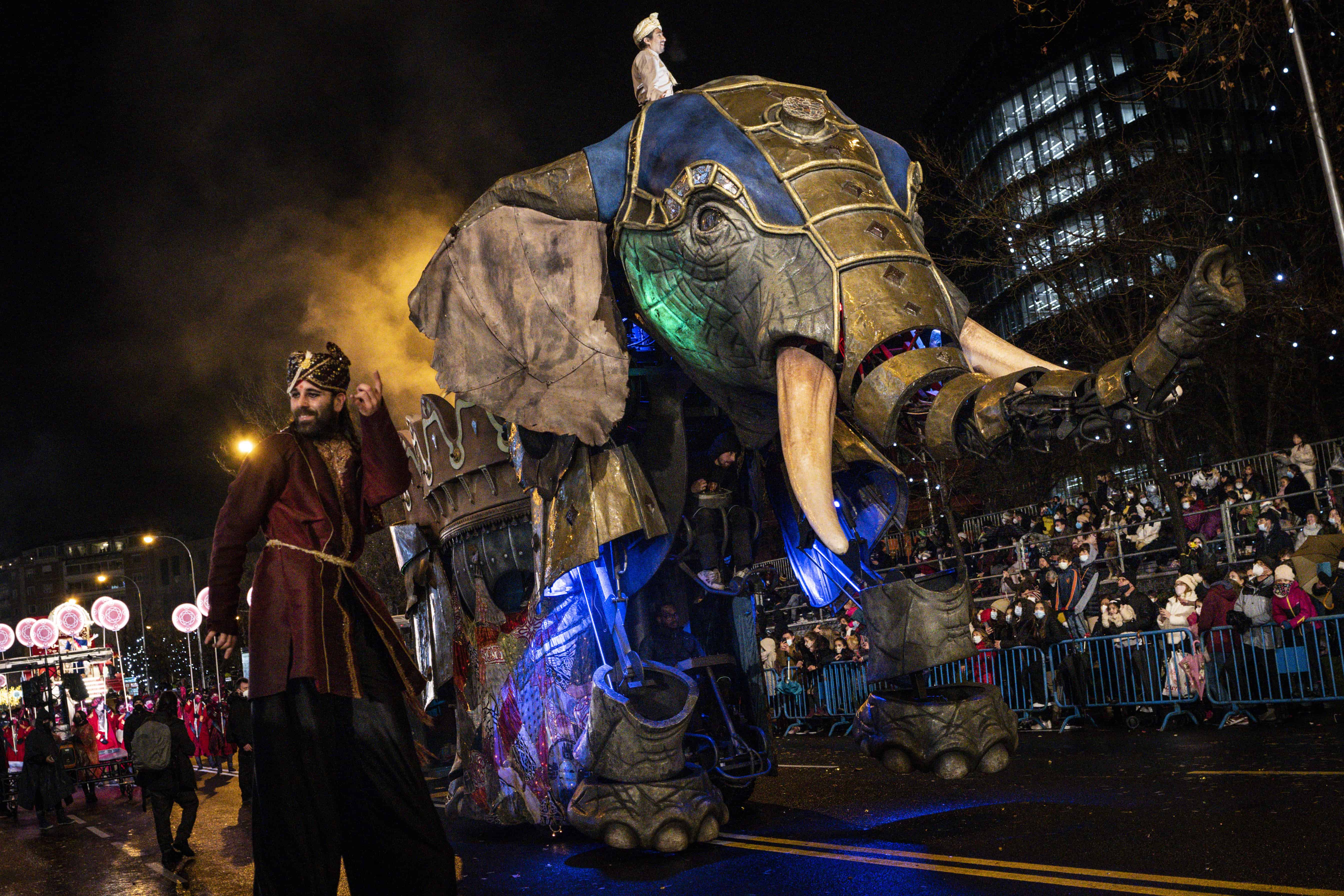 Miembros del desfile de la Cabalgata de Reyes en Madrid, España, el miércoles de enero. 5, 2022. Coloridos desfiles celebran la Epifanía, cuando los cristianos observan la visita de los Reyes Magos o de los Reyes Magos al niño Jesús. Miembros del desfile de la Cabalgata de Reyes en Madrid, España, el miércoles de enero. 5, 2022. Coloridos desfiles celebran la Epifanía, cuando los cristianos observan la visita de los Reyes Magos o de los Reyes Magos al niño Jesús.