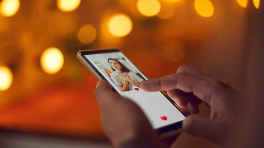 Lo conoció por Internet, pero se llevó una gran sorpresa al invitarlo a salir Lo conoció por Internet, pero se llevó una gran sorpresa al invitarlo a salir