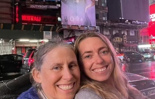 Mujer enferma de cáncer paga costoso anuncio en Times Square para ayudar a su hija a conseguir novio