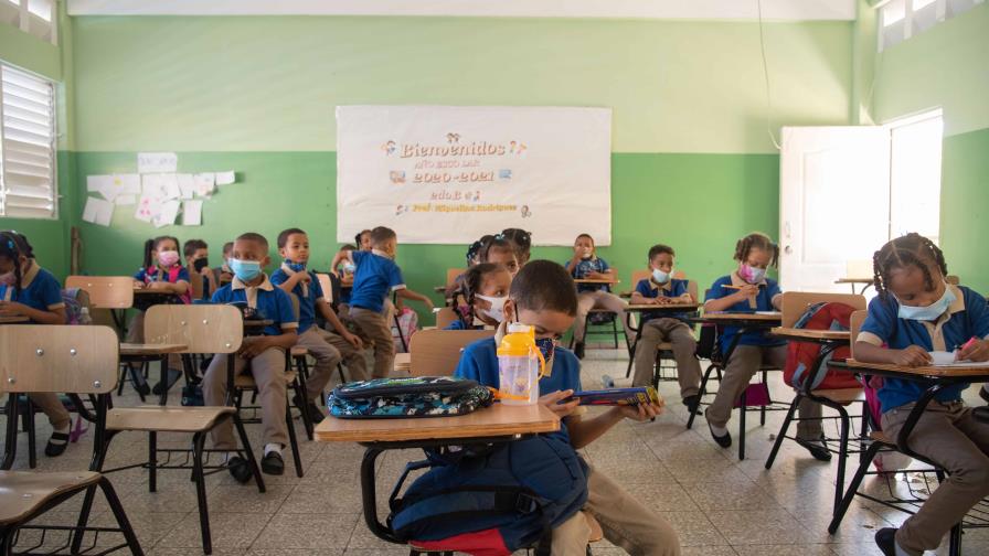 Autoridades Salud evalúan situación COVID  e instituciones educativas toman medidas