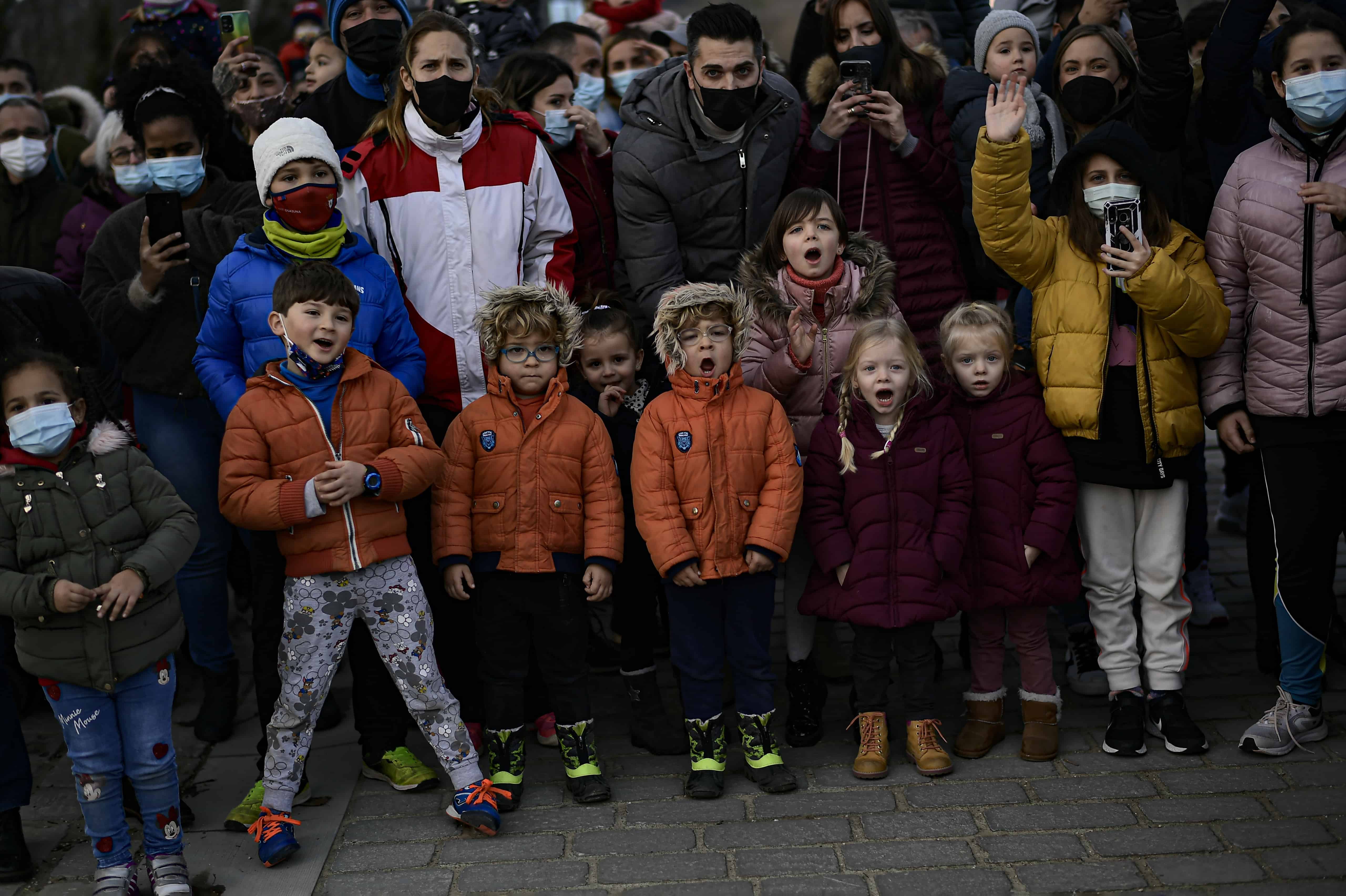 La gente vitorea la Cabalgata Los Reyes Magos durante la cabalgata el día antes de la Epifanía, en Pamplona, al norte de España, el miércoles 1 de enero. 5, 2022. La gente vitorea la Cabalgata Los Reyes Magos durante la cabalgata el día antes de la Epifanía, en Pamplona, al norte de España, el miércoles 1 de enero. 5, 2022.