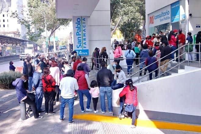 Largas filas de mexicanos para realizarse pruebas COVID en clínicas privadas