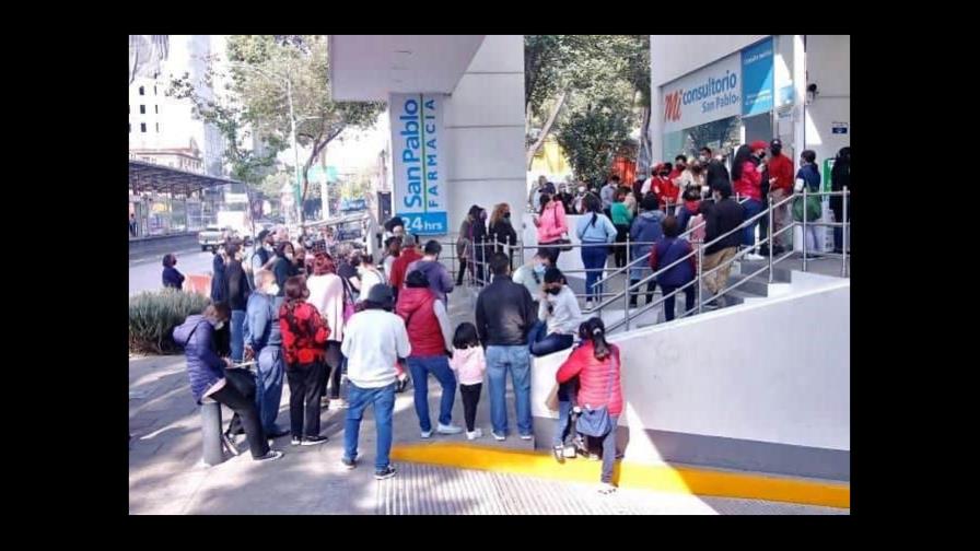 Largas filas de mexicanos para realizarse pruebas COVID en clínicas privadas