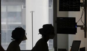 Francia dejará que personal de salud trabaje aún con COVID-19