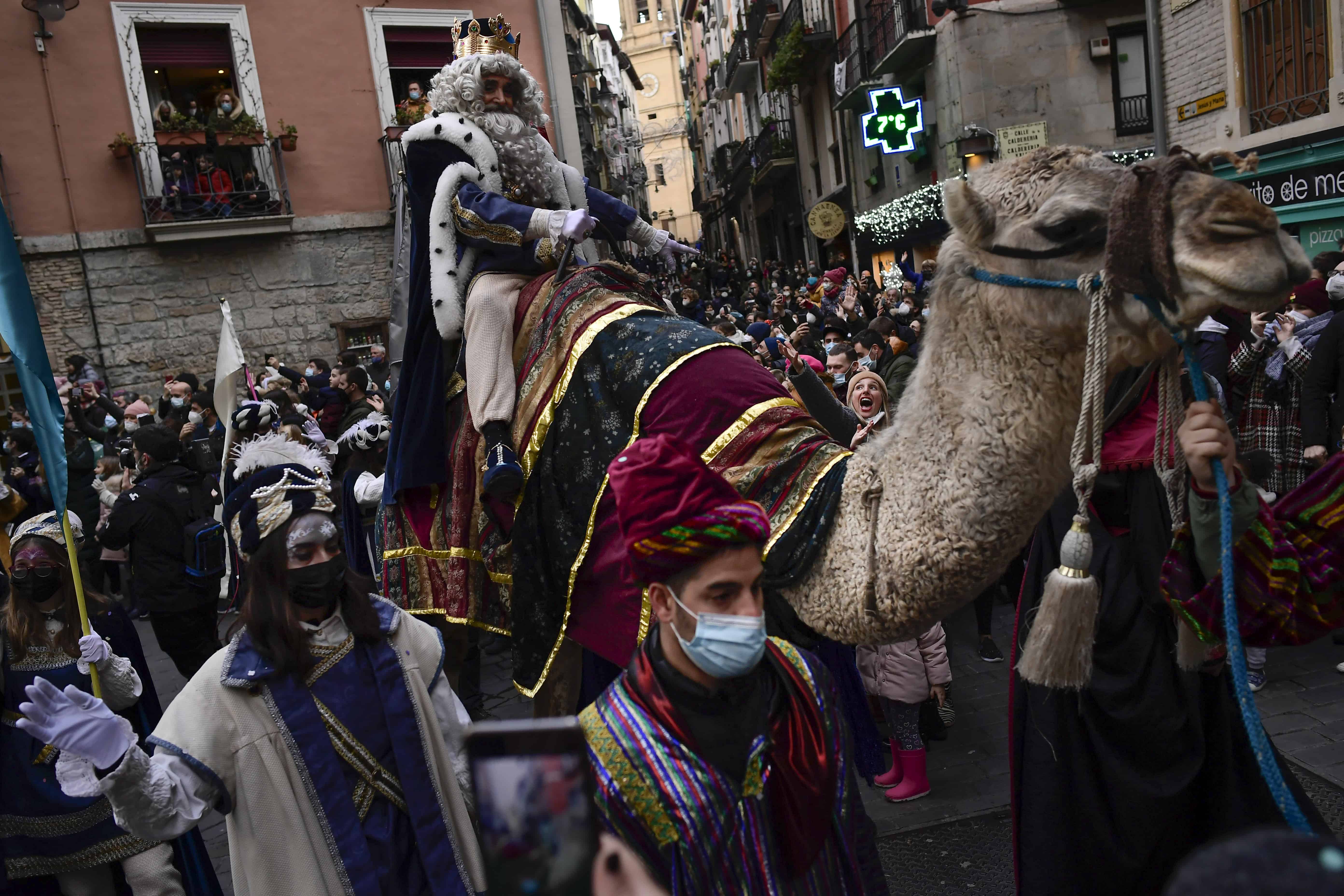 Uno de los miembros de la Cabalgata Los Reyes Magos saluda a la gente el día antes de la Epifanía, en Pamplona, norte de España, el miércoles 1 de enero. 5, 2022. Uno de los miembros de la Cabalgata Los Reyes Magos saluda a la gente el día antes de la Epifanía, en Pamplona, norte de España, el miércoles 1 de enero. 5, 2022.