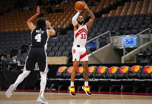 Raptors aplastan a Spurs con 33 puntos de VanVleet