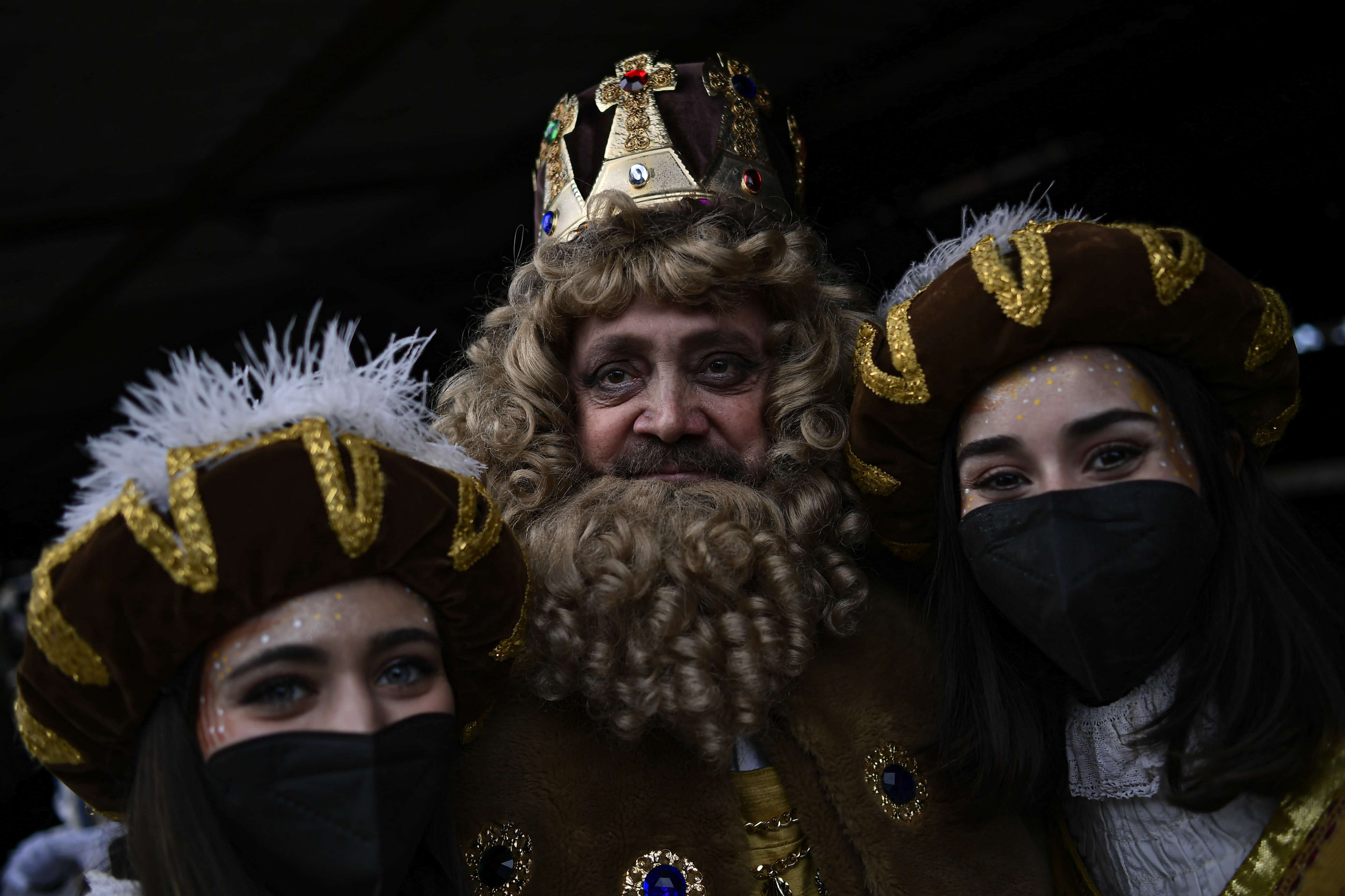 Uno de los reyes posa antes de participar en la Cabalgata Los Reyes Magos durante la cabalgata el día antes de la Epifanía, en Pamplona, al norte de España, el miércoles 1 de enero. 5, 2022. Uno de los reyes posa antes de participar en la Cabalgata Los Reyes Magos durante la cabalgata el día antes de la Epifanía, en Pamplona, al norte de España, el miércoles 1 de enero. 5, 2022.