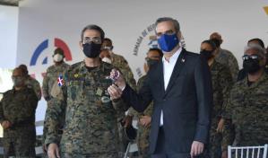 Abinader entrega las llaves de 306 veh&iacute;culos para operaciones militares de las Fuerzas Armadas