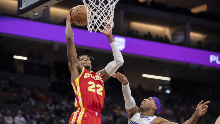 Hawks vencen a Kings con ataque tardío de Huerter