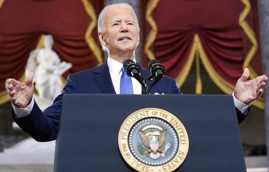 Biden ataca a Trump y promete defender la democracia