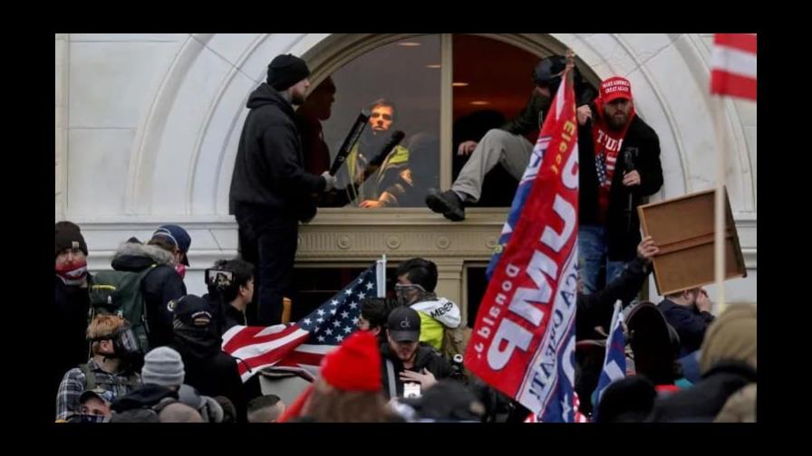 Mitad policías, mitad periodistas, detectives de Internet persiguen a los atacantes del Capitolio