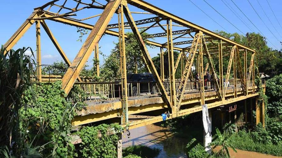 Obras Públicas cierra tránsito de vehículos pesados por el puente Sabaneta sobre río Camú, en La Vega