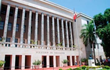 Autoridades confirman llamado a clases presenciales el martes 11