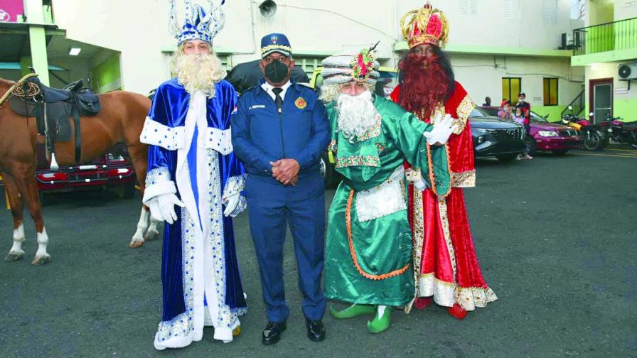 Realizan con ilusión el desfile de los Reyes Magos