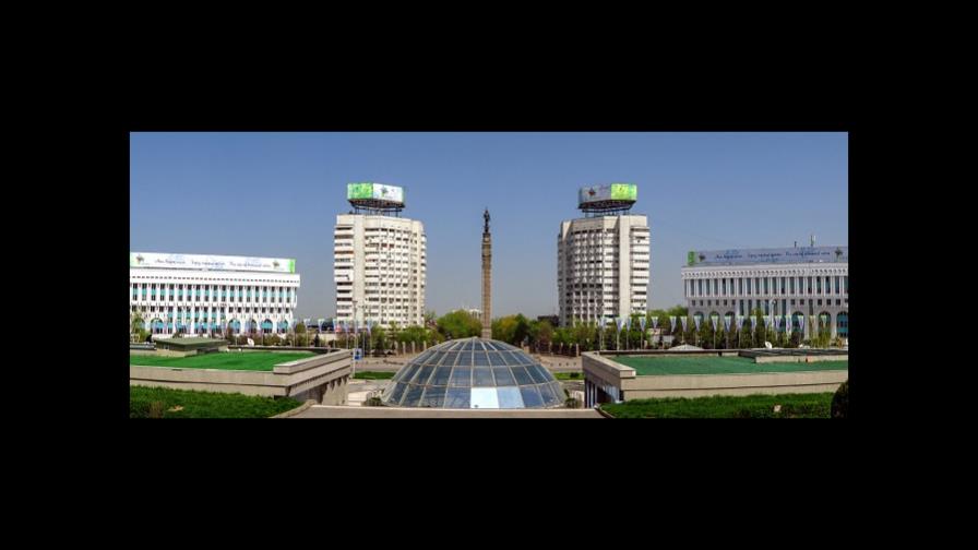 Escuchan fuertes explosiones en la plaza central de Almaty, según TASS