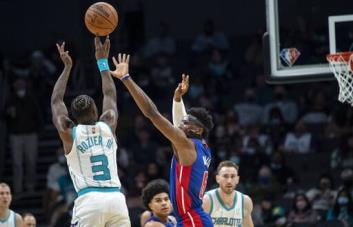 Hornets rompen récord de triples en paliza a Pistons