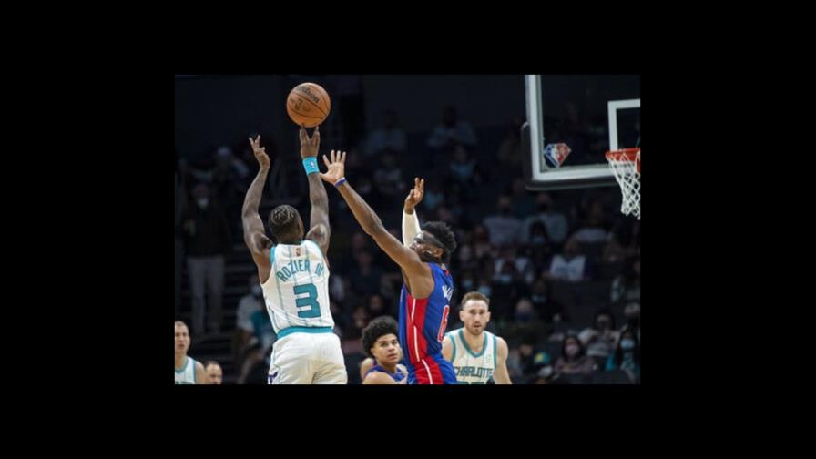 Hornets rompen récord de triples en paliza a Pistons