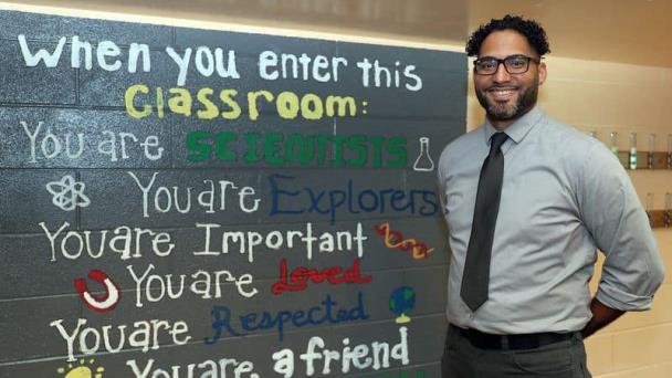 Maestro dominicano en escuela del Alto Manhattan acusado por abuso sexual a una estudiante