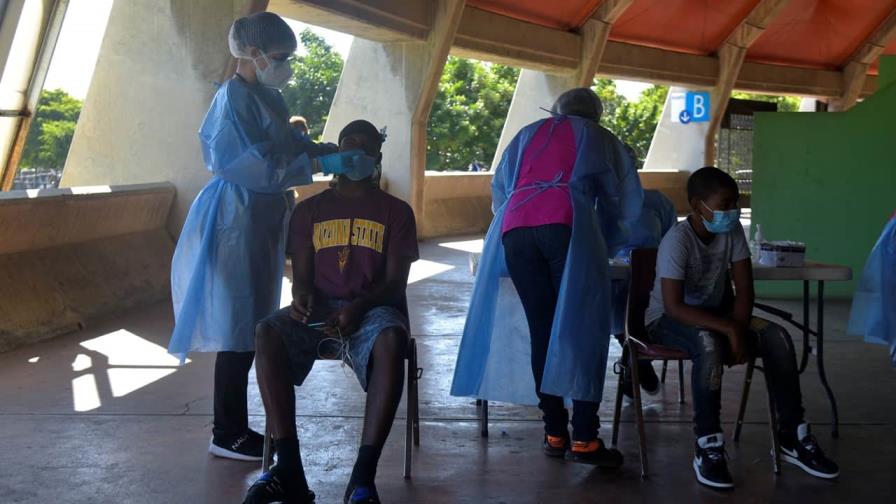 Padres se manifiestan a favor y en contra del retorno presencial a clases