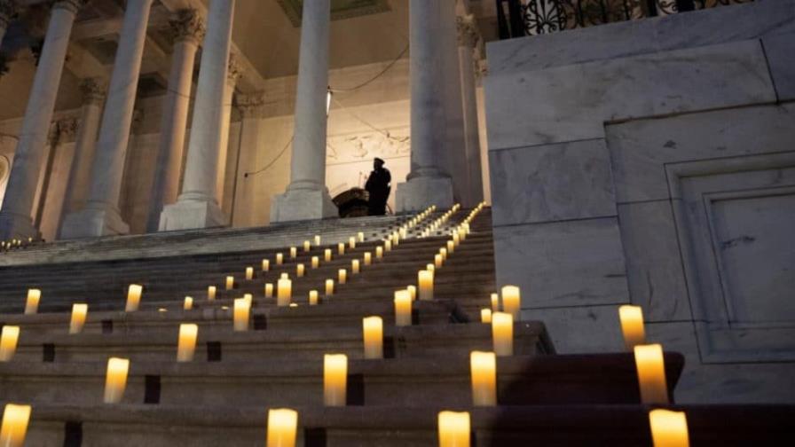 Con velas e himnos, los demócratas cierran su conmemoración del asalto al Capitolio