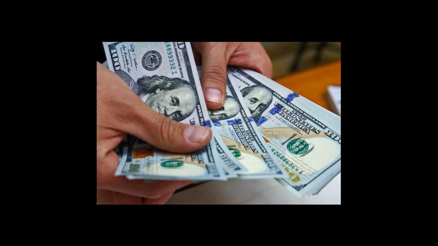 Dólar alcanza casi la paridad con euro por primera vez en 20 años