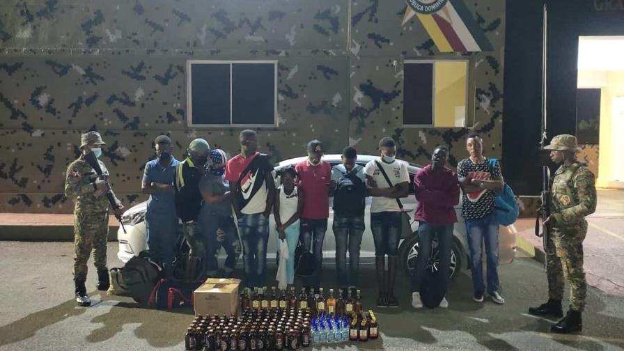 Apresan 10 haitianos indocumentados con contrabando de bebidas alcohólicas