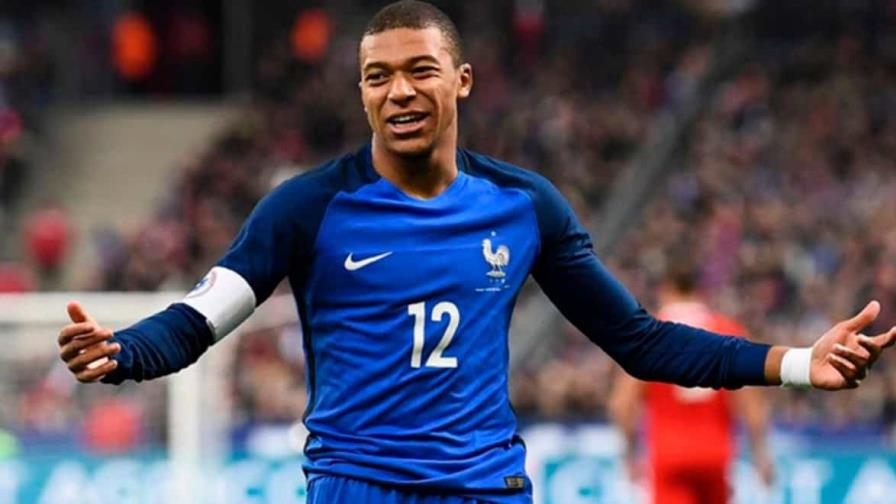 Presidente de Francia elogia las cualidades deportivas y humanas de Mbappé