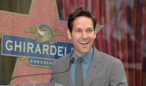Paul Rudd es sorprendido por sus amigos famosos