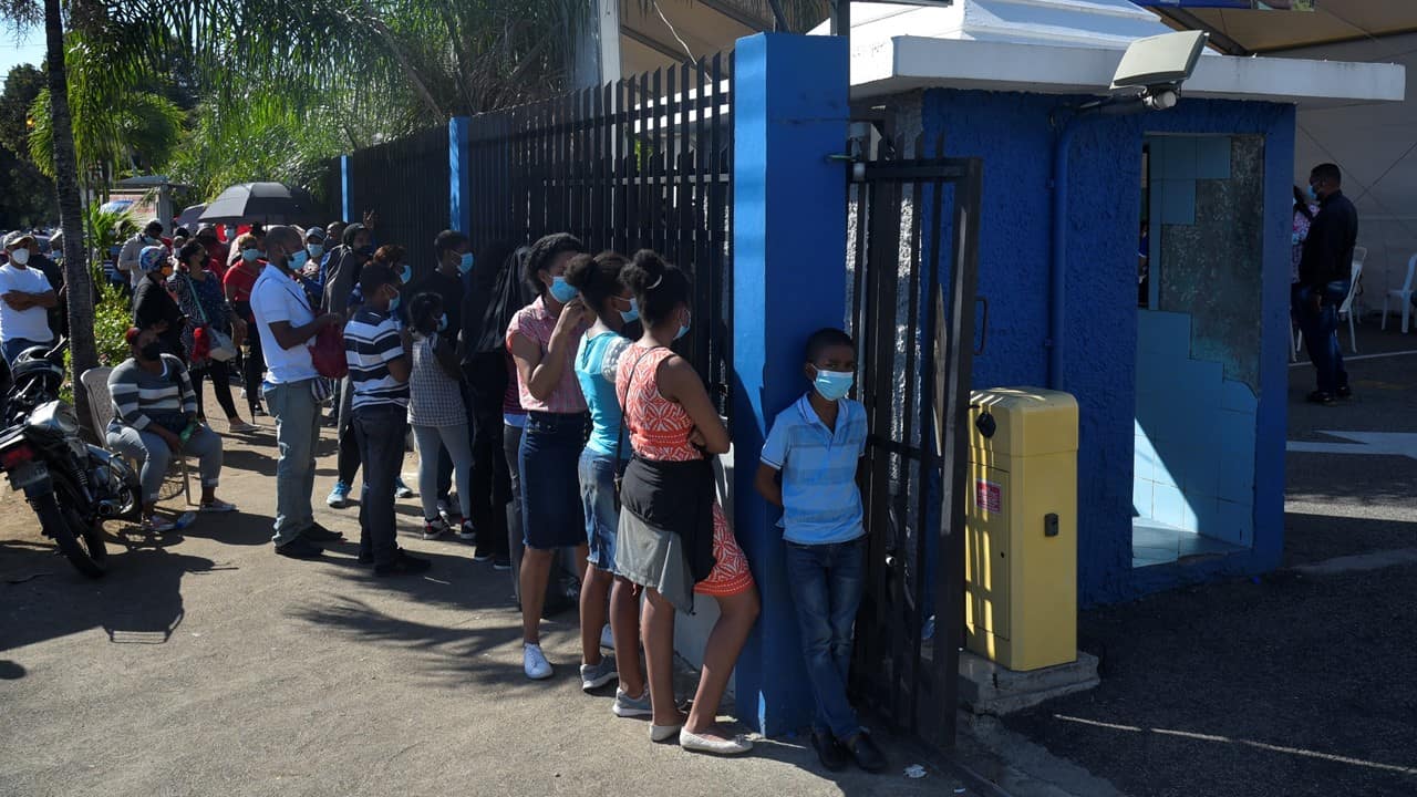 Fila en las afueras de Salud Pública el viernes 7 de enero 2022.