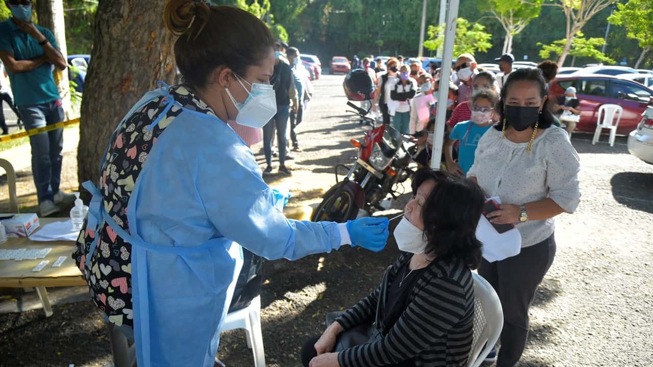 Fila en la UNPHU el viernes 7 de enero 2022.