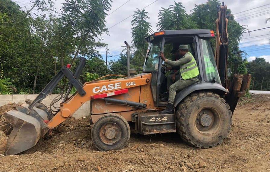 Medio Ambiente incauta vehículos utilizados para extraer material ilegal de ríos Yuna y Camú