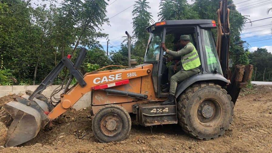 Medio Ambiente incauta vehículos utilizados para extraer material ilegal de ríos Yuna y Camú
