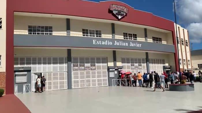 Policía investiga incidente en que resultaron heridos tres, en boletería estadio Julián Javier