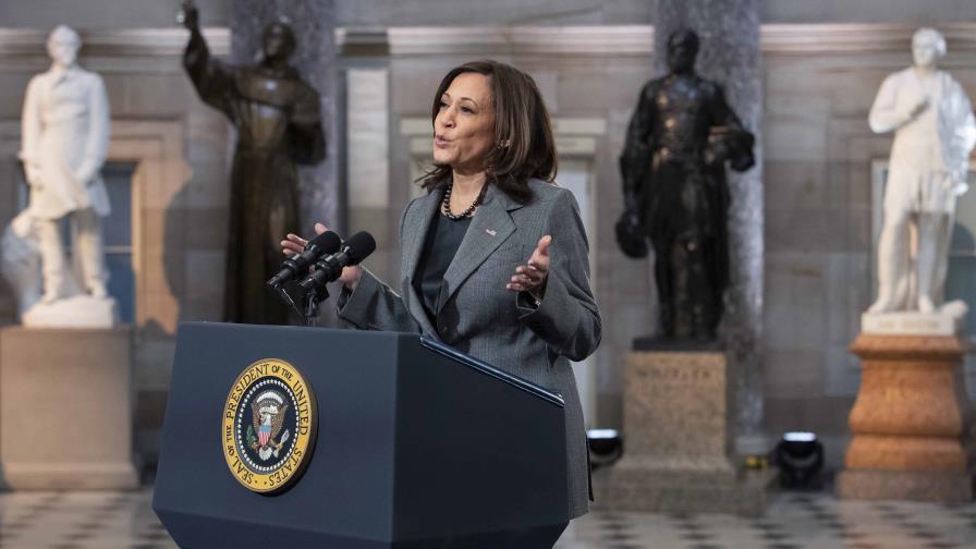 Antiguo tuit causa problemas al director de comunicaciones de Kamala Harris