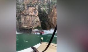 Momento en que parte de un acantilado se derrumba y golpea tres lanchas llenas de turistas en Brasil