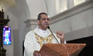 Obispo auxiliar de Santiago pide retirar candidaturas de políticos con problemas judiciales