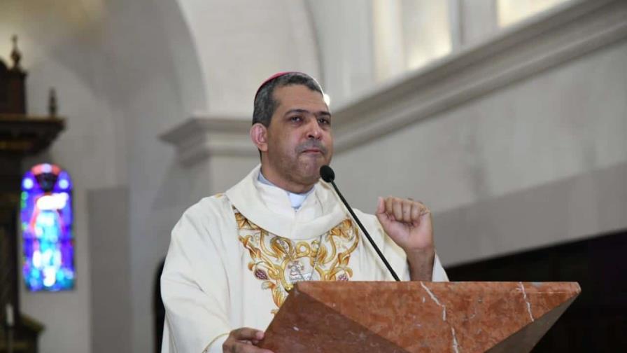 Obispo auxiliar de Santiago pide retirar candidaturas de políticos con problemas judiciales