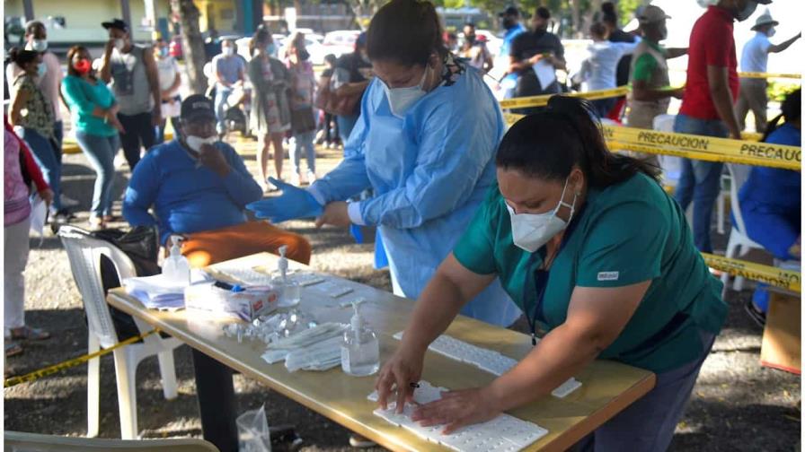 El 49.5 % de los infectados por COVID-19  está en el Gran Santo Domingo