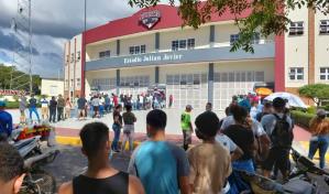 VIDEO| Hieren de disparo a un hombre en forcejeo durante venta de boletas estadio Julián Javier