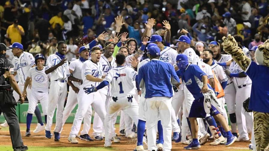 Fanáticos apuestan RD$100 mil en las gradas durante juego Águilas-Licey del viernes Fanáticos apuestan RD$100 mil en las gradas durante juego Águilas-Licey del viernes
