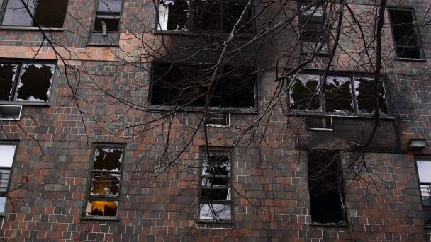 Alcalde de Nueva York califica incendio con 19 muertos en El Bronx como “tragedia sin medida”