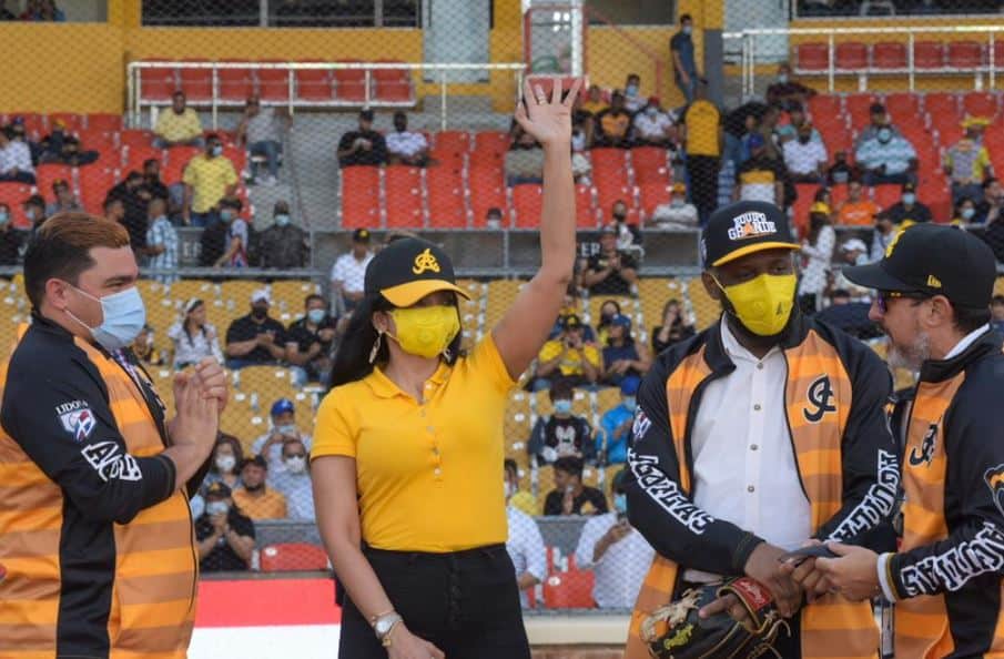 Wilson Camacho y Yeni Berenice juntos a los ejecutivos de las Águilas. 