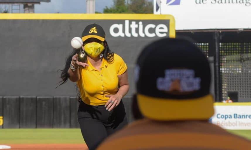 Momento en que la fiscal envía la primera bola a Wilson Camacho.