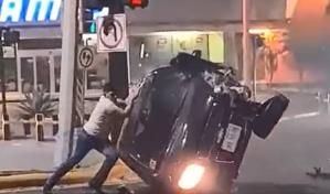 Se ahorró la grúa: un hombre volcó su carro y lo volvió a enderezar con sus propias manos