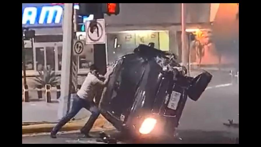 Se ahorró la grúa: un hombre volcó su carro y lo volvió a enderezar con sus propias manos Se ahorró la grúa: un hombre volcó su carro y lo volvió a enderezar con sus propias manos